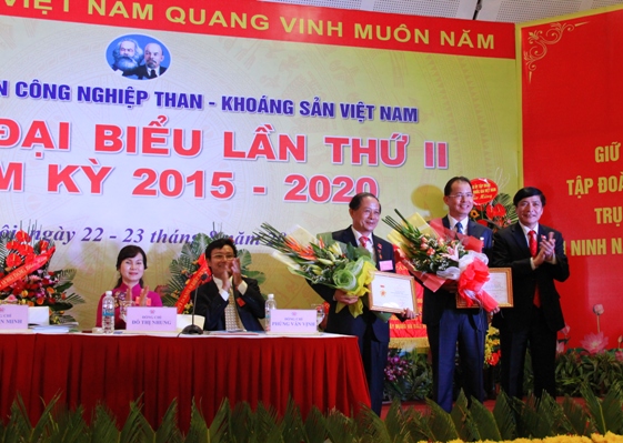 Đồng chí Bùi Văn Cường - Bí thư Đảng ủy Khối DNTW trao tặng Kỷ niệm chương Vì sự nghiệp xây dựng đảng trong DN Việt Nam
