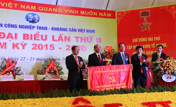 Đảng ủy Khối Doanh nghiệp Trung ương đã trao tặng bức trướng cho Đảng bộ Tập đoàn Than - Khoáng sản Việt Nam
