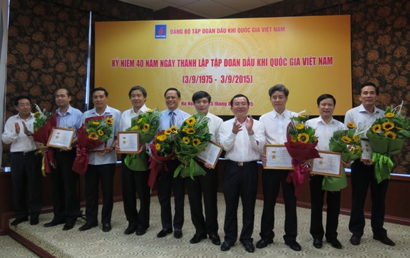Đảng ủy Tập đoàn Dầu khí Quốc gia Việt Nam trao tặng Kỷ niệm chương 