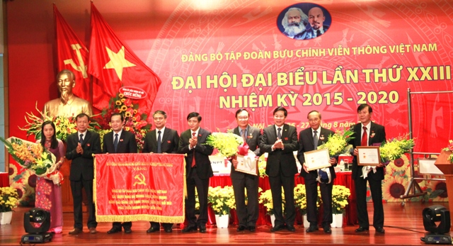 Đảng bộ VNPT nhận bức trướng của Ban Chấp hành Đảng bộ Khối DNTW.