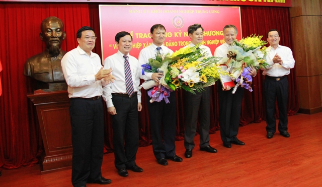 Đảng ủy Khối DNTW trao tặng Kỷ niệm chương cho các đồng chí Thứ trưởng Bộ Công Thương.