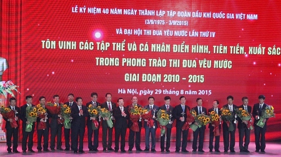 Lãnh đạo Tập đoàn Dầu khí Việt Nam tặng hoa cho các tập thể tiêu biểu