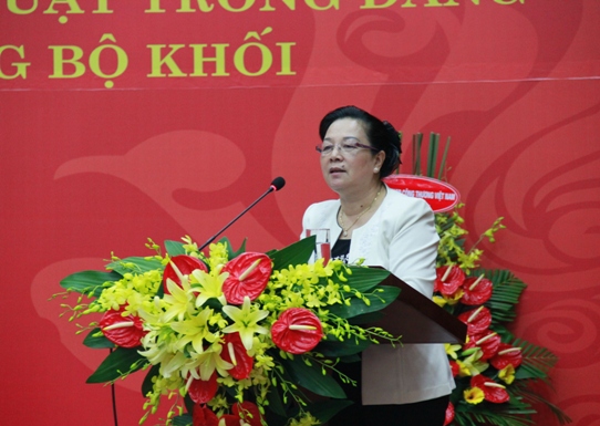 Đồng chí Phạm Thị Hòe - Phó Chủ nhiệm Ủy ban Kiểm tra Trung ương phát biểu tại Hội nghị