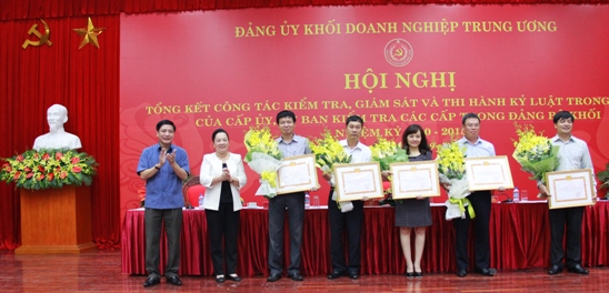 Đại diện lãnh đạo UBKT Trung ương và Đảng ủy Khối DNTW đã trao tặng Bằng khen cho các tổ chức Đảng
