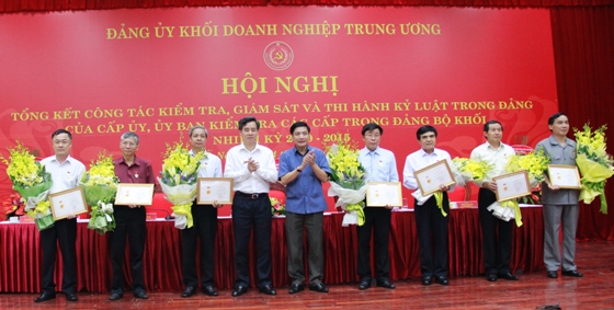 Đảng ủy Khối DNTW đã trao tặng Kỷ niệm chương “Vì sự nghiệp xây dựng Đảng trong doanh nghiệp Việt Nam” cho các đồng chí ở UBKT Trung ương 