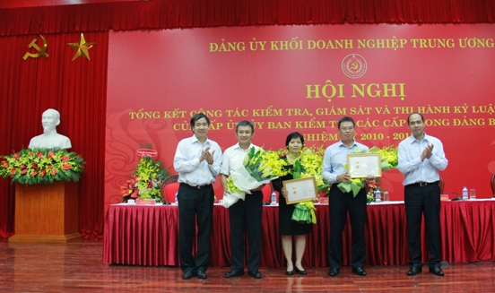 Đảng ủy Khối DNTW đã trao tặng Kỷ niệm chương “Vì sự nghiệp xây dựng Đảng trong doanh nghiệp Việt Nam” cho các đồng chí thuộc UBKT Đảng ủy Khối DNTW