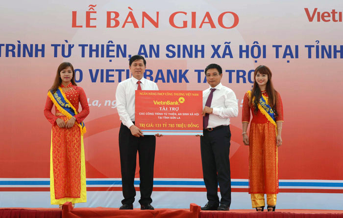 Chủ tịch HĐQT VietinBank Nguyễn Văn Thắng trao tài trợ các công trình cho tỉnh Sơn La