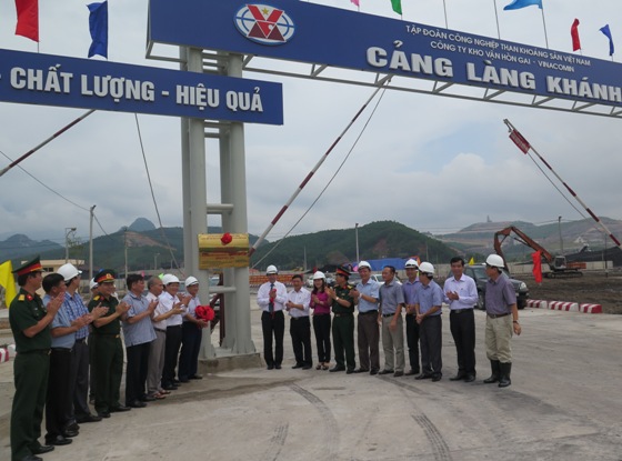 Gắn biển công trình Cảng và kho than bến số 3, cụm cảng Làng Khánh chào mừng Đại hội Đảng bộ Khối DNTW lần thứ II