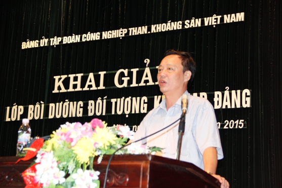 Đồng chí Nguyễn Minh Thiều - Ủy viên Ban thường vụ, Trưởng Ban tuyên giáo - Dân vận Đảng ủy Tập đoàn TKV phát biểu khai mạc lớp học