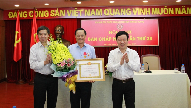 Đồng chí Nguyễn Văn Ngọc, nguyên Phó Bí thư Thường trực Đảng ủy Khối DNTW nhận Huân chương Lao động hạng Nhất (ảnh trên) và Huy hiệu 30 năm tuổi Đảng.