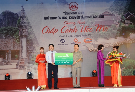 Chủ tịch HĐQT Vietcombank Nghiêm Xuân Thành (bên trái) trao tượng trưng số tiền 1,5 tỷ đồng cho đại diện Quỹ KHKT Đinh Bộ Lĩnh