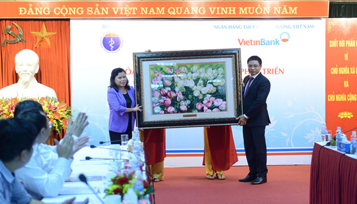 Chủ tịch HĐQT VietinBank Nguyễn Văn Thắng tặng quà lưu niệm cho đại diện lãnh đạo Bộ Y tế