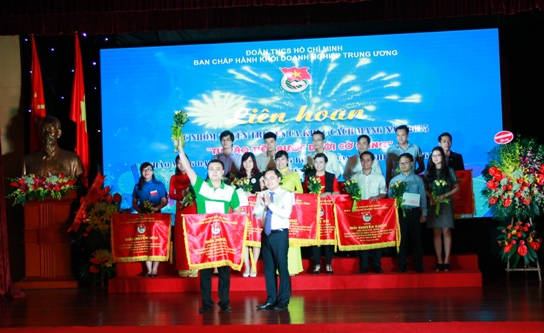 Trao giải Nhất cho Đoàn thanh niên Ngân hàng TMCP Ngoại thương Việt Nam 