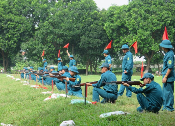 Tiểu đội tự vệ Cơ quan Đảng ủy Khối Doanh nghiệp Trung ương tham gia nội dung bắn súng trường quân dụng CKC