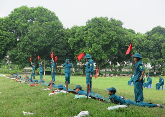 Tiểu đội tự vệ Cơ quan Đảng ủy Khối Doanh nghiệp Trung ương tham gia nội dung bắn súng trường quân dụng CKC - tư thế nằm