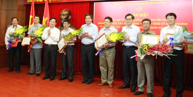 Các đồng chí lãnh đạo các Vụ, đơn vị của Ban Tổ chức Trung ương nhận Kỷ niệm chương Vì sự nghiệp xây dựng Đảng trong doanh nghiệp Việt Nam.