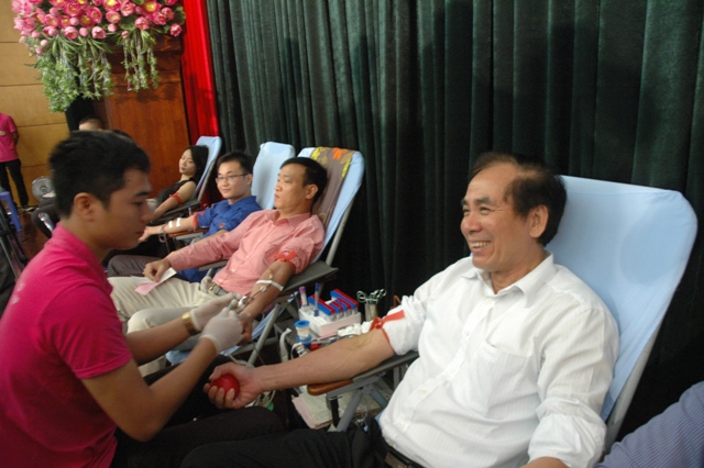 Đây là năm thứ 4 liên tiếp, đồng chí Trần Thanh Khê, Ủy viên Ban Thường vụ, Trưởng Ban Tuyên giáo Đảng ủy Khối DNTW tham gia hiến máu.
