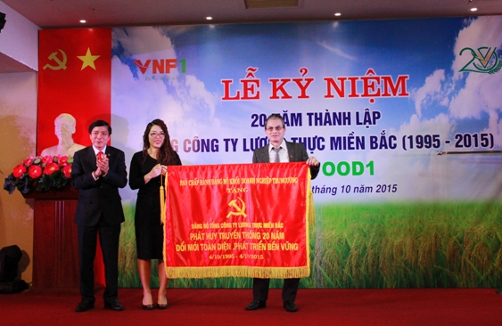 Đồng chí Bùi Văn Cường, Ủy viên dự khuyết Trung ương Đảng, Bí thư Đảng ủy Khối DNTW trao tặng bức trướng cho Tổng công ty.