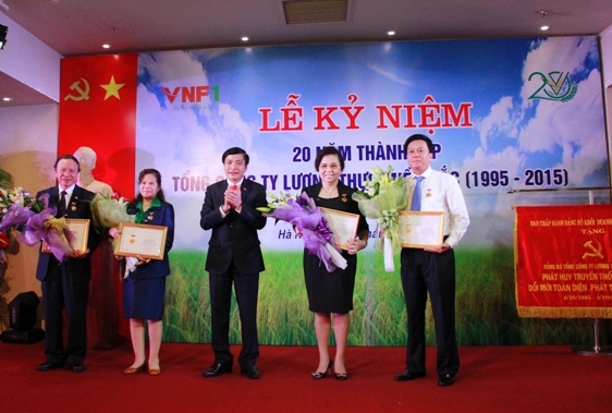 Đồng chí Bùi Văn Cường, Ủy viên dự khuyết Trung ương Đảng, Bí thư Đảng ủy Khối DNTW trao.