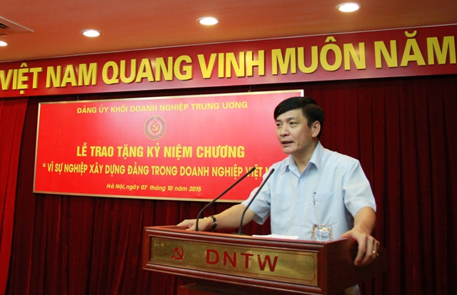 Đồng chí Bùi Văn Cường, Bí thư Đảng ủy Khối DNTW phát biểu tại Lễ trao tặng Kỷ niệm chương.
