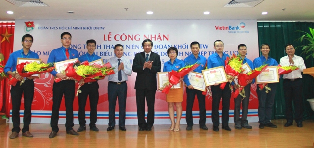 Đồng chí Trần Hữu Bình, Phó Bí thư Đảng ủy Khối cùng đại diện Trung ương Đoàn, Đoàn Khối DNTW khen thưởng các đoàn viên tiêu biểu tham gia Công trình.