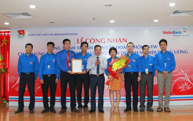 Đồng chí Hồ Xuân Trường, Ủy viên BTV Trung ương Đoàn, Bí thư Đoàn Khối DNTW trao Bằng công nhận Công trình Thanh niên cấp Đoàn Khối.