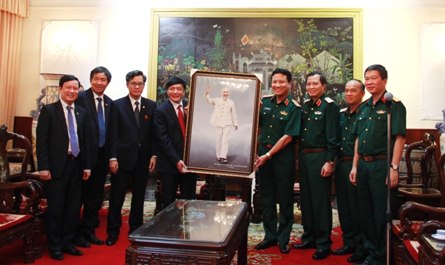 Đoàn thăm và làm việc với Bộ Tư lệnh bảo vệ Lăng Chủ tịch Hồ Chí Minh.
