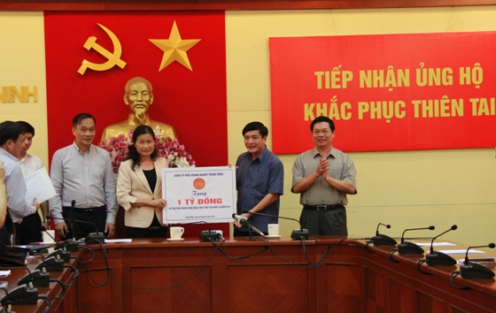 Bí thư Đảng ủy Khối Doanh nghiệp Trung ương Bùi Văn Cường trao tặng số tiền của Đảng ủy Khối DNTW ủng hộ cho tỉnh Quảng Ninh