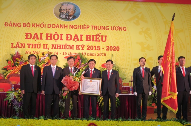 Thừa ủy quyền của Chủ tịch nước, Thủ tướng Chính phủ Nguyễn Tấn Dũng trao tặng Huân chương Độc lập hạng Nhất cho Đảng bộ Khối DNTW