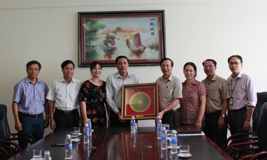 Công đoàn Cơ quan Đảng ủy Khối DNTW trao tặng quà cho Công ty Xi măng Hạ Long