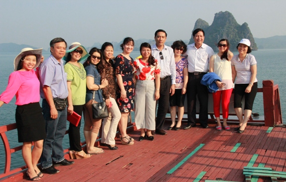 Đoàn trên tàu ra thăm xã đảo Ngọc Vừng, huyện Vân Đồn, Quảng Ninh