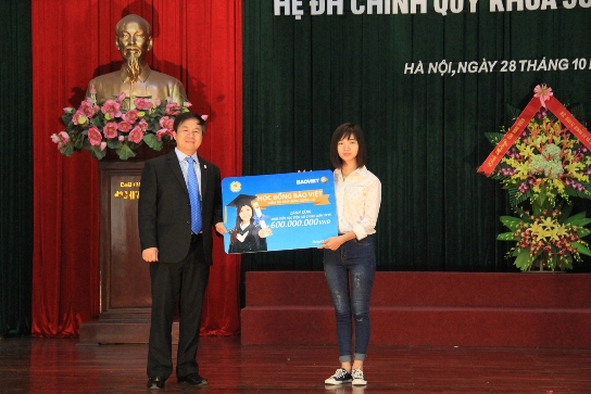 Đồng chí Đào Đình Thi - Bí thư Đảng ủy, Chủ tịch HĐQT Tập đoàn Bảo Việt trao học bổng 