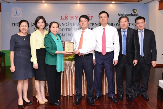 Chủ tịch Hội đồng Quản lý Quỹ Bảo trợ Trẻ em Công đoàn Việt Nam trao tặng Biểu trưng của Quỹ cho đại diện Vietcombank