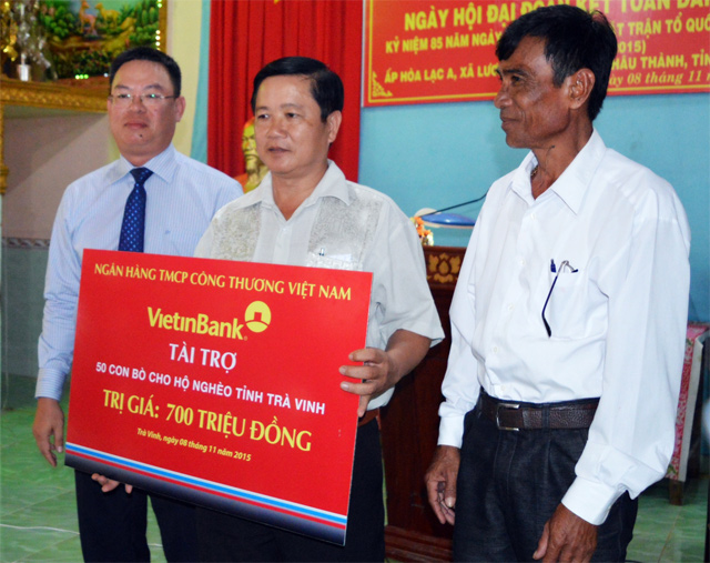 Đại diện lãnh đạo VietinBank trao tài trợ cho tỉnh Trà Vinh