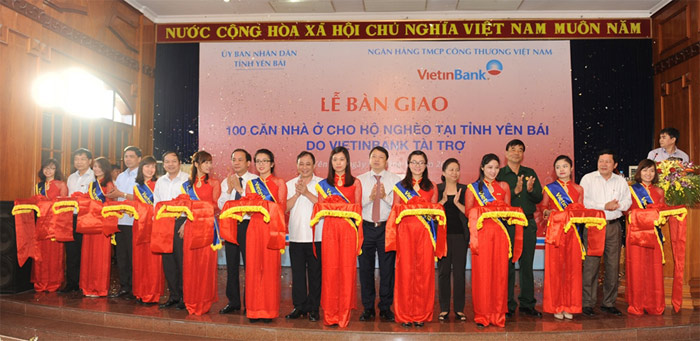 Bàn giao 100 ngôi nhà cho các hộ nghèo