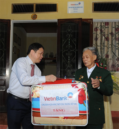 Đại diện lãnh đạo VietinBank đến thăm hỏi, tặng chăn ấm cho gia đình CCB Tạ Quang Sử (Tổ 6, phường Yên Ninh, TP. Yên Bái)