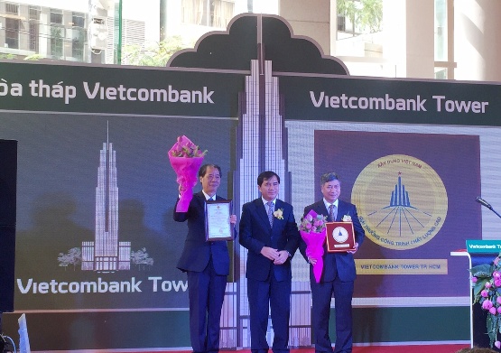 Thứ Trưởng Bộ Xây dựng Lê Quang Hùng (đứng giữa) trao giải thưởng “Công trình chất lượng cao” cho công trình Vietcombank Tower