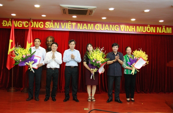 Các đồng chí Thường trực Đảng ủy Khối DNTW trao Quyết định và tặng hoa cho các đồng chí vừa được điều động