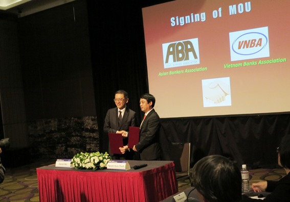 Ông Daniel Wu, Chủ tịch Ngân hàng CTBC (Đài Loan) đồng thời là Chủ tịch của ABA (bên trái) và đồng chí Nghiêm Xuân Thành, Chủ tịch Hội đồng quản trị Vietcombank đồng thời là Chủ tịch VNBA đã đại diện cho hai Hiệp hội thực hiện nghi lễ ký kết Biên bản ghi nhớ