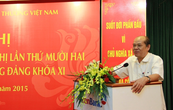 Đồng chí Nguyễn Đức Hà trình bày các nội dung của Nghị quyết 12 BCH Trung ương Đảng khóa XI