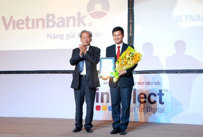 Đại diện VietinBank, ông Trần Công Quỳnh Lân - Phó Tổng Giám đốc nhận giải thưởng kép tại Lễ trao giải 