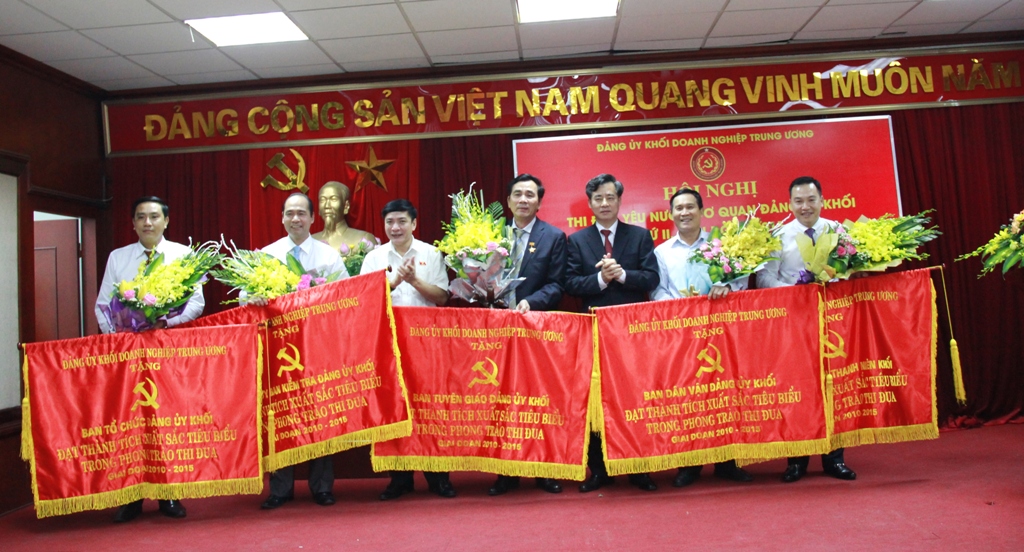 Đại diện các tập thể nhận Cờ thi đua của Đảng ủy Khối.