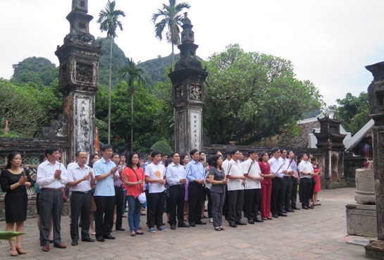 Đoàn Cơ quan Đảng ủy Khối DNTW và ban lãnh đạo Tỉnh ủy Ninh Bình dâng hương tại đền thờ Vua Đinh, Vua Lê 
