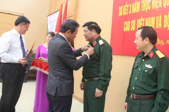 Đồng chí Trần Ngọc Thuận - Bí thư Đảng ủy, Tổng giám đốc Tập đoàn CN CSVN trao Bằng khen cho các tập thể và cá nhân có thành tích xuất sắc