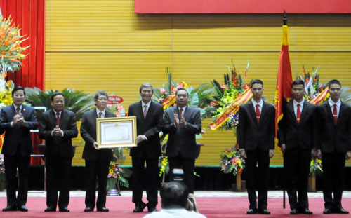Thường trực Ban Bí thư Lê Hồng Anh trao Huân chương Hồ Chí Minh cho lãnh đạo Ban Tuyên giáo Trung ương