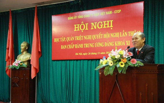 Đồng chí Nguyễn Đức Hà - Vụ trưởng Ban Tổ chức Trung ương truyền đạt những nội dung cơ bản của Nghị quyết Hội nghị Trung ương 12 (khóa XI)