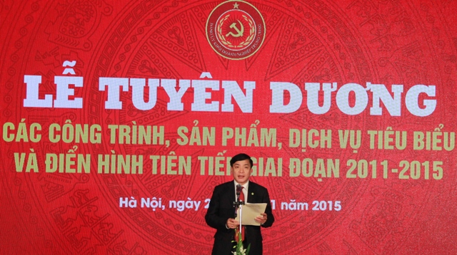 Đồng chí Bùi Văn Cường, Ủy viên dự khuyết Trung ương Đảng, Bí thư Đảng ủy Khối DNTW phát biểu khai mạc buổi Lễ.