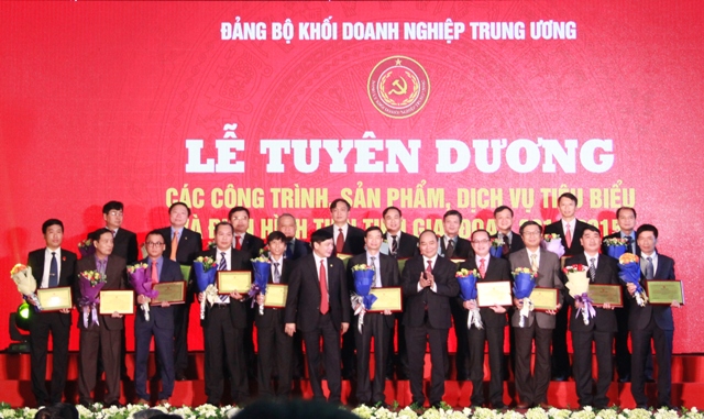 Đồng chí Nguyễn Xuân Phúc, Phó Thủ tướng Chính phủ và đồng chí Bùi Văn Cường, Bí thư Đảng ủy Khối DNTW trao