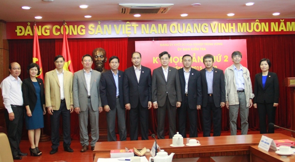 Đồng chí Nguyễn Quang Dương - Phó Bí thư Thường trực Đảng ủy Khối DNTW và các đồng chí Ủy viên UBKT Đảng ủy Khối chụp ảnh lưu niệm
