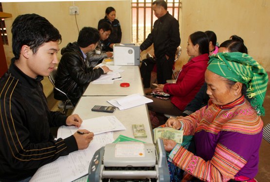 Bà con DTTS nhận vốn vay ưu đãi tại điểm giao dịch xã